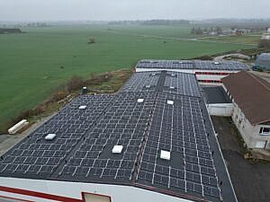 Päikesepaneelid tootmishoone katusel